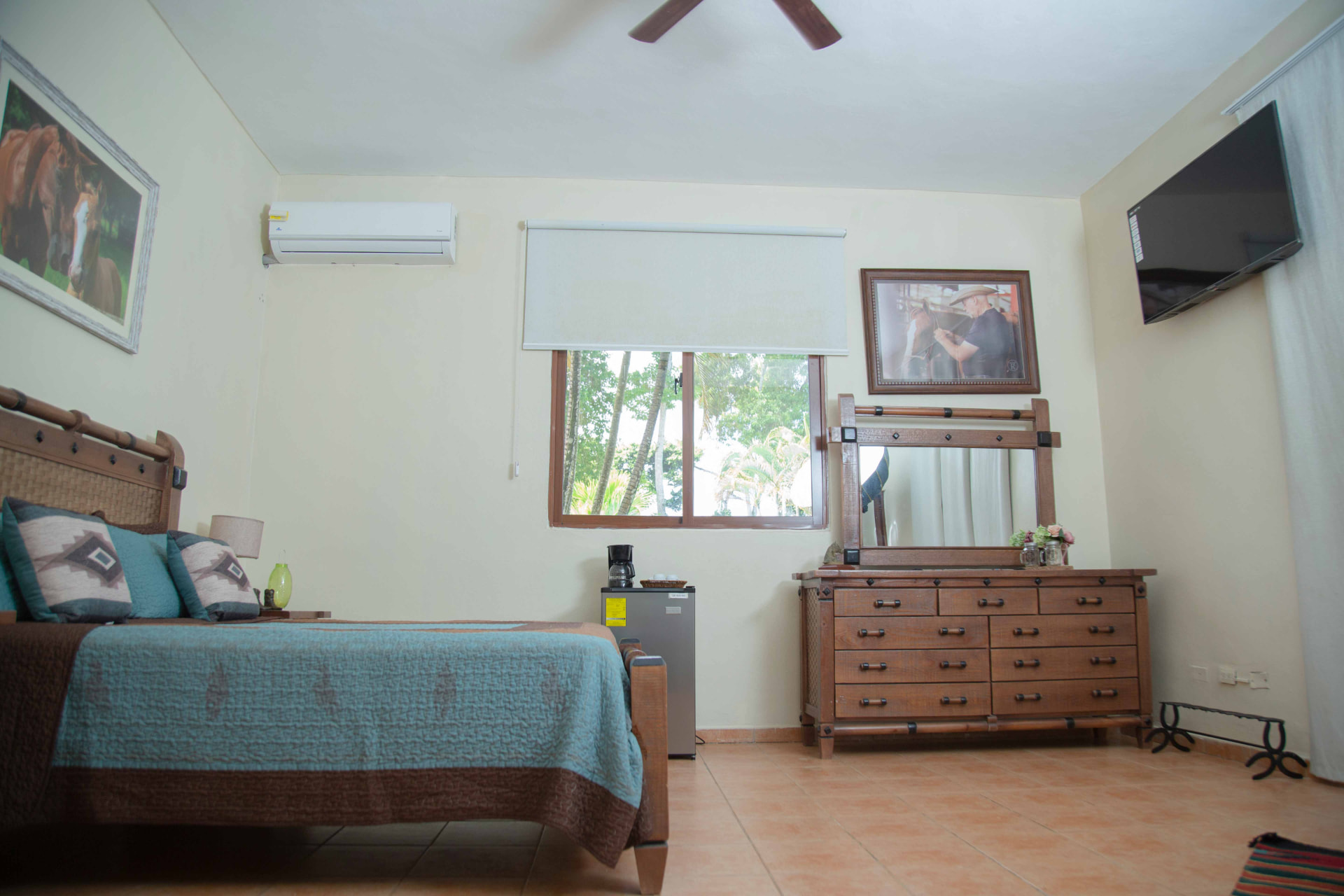 Habitación con aire acondicionado, TV y cafetera
