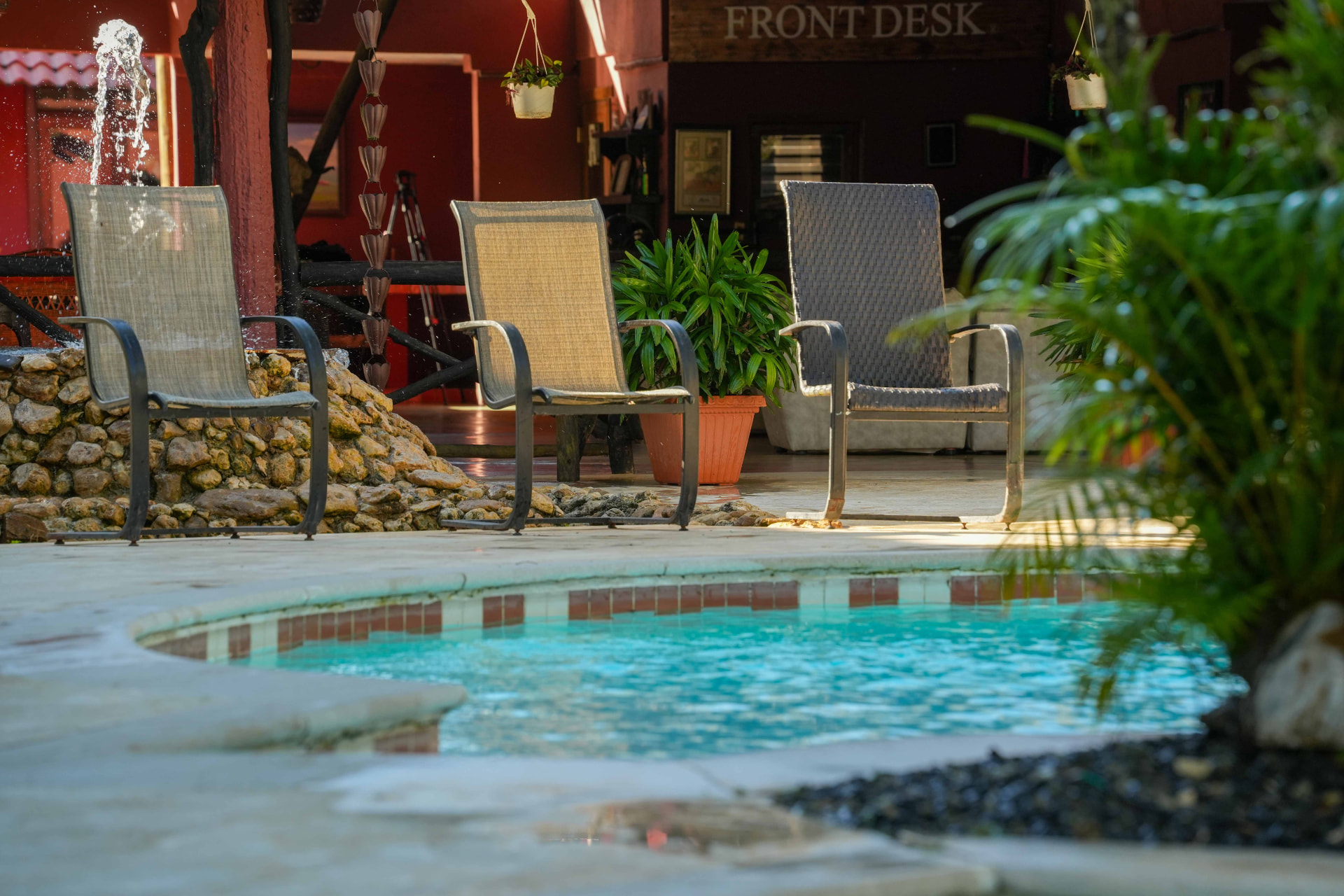 Piscina junto al front desk del rancho