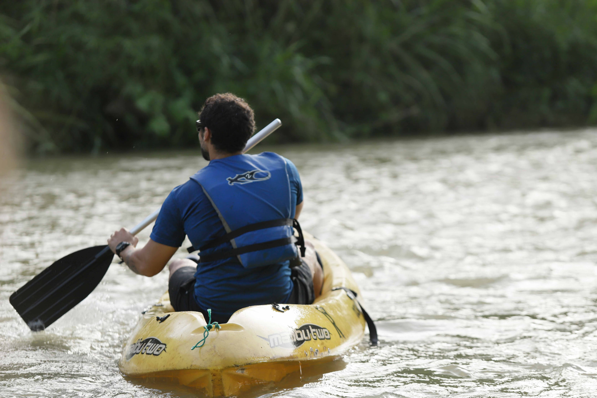Remando río abajo en kayak