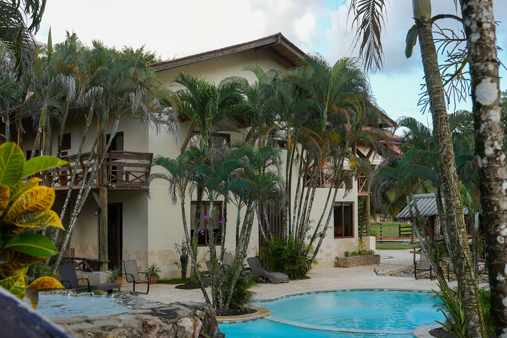 Piscina y jardines