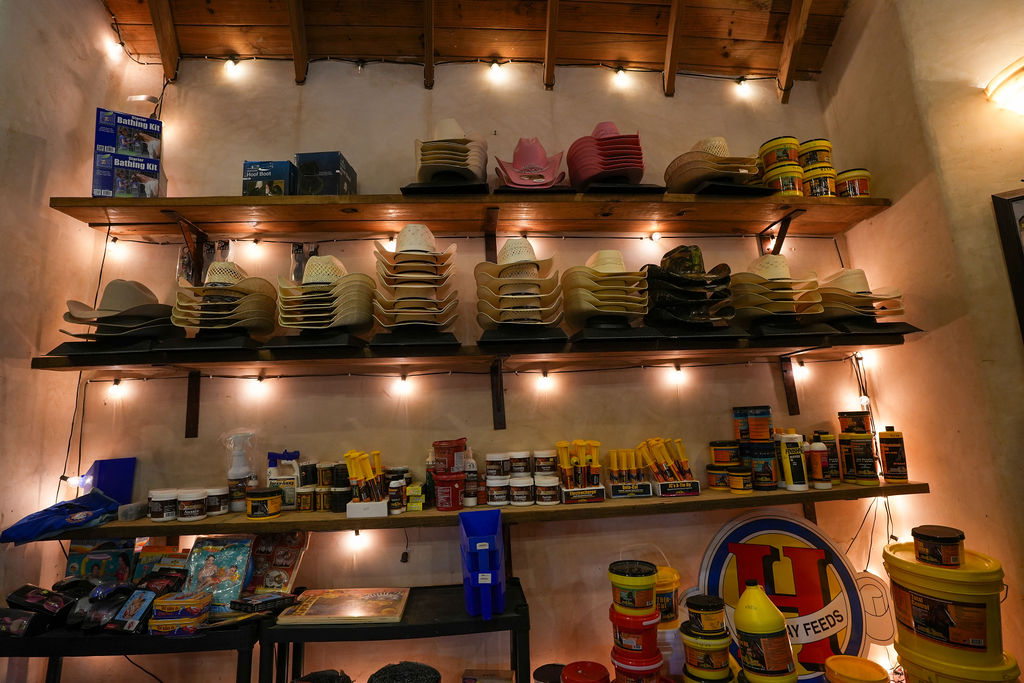 Productos de cuidado equino y sombreros