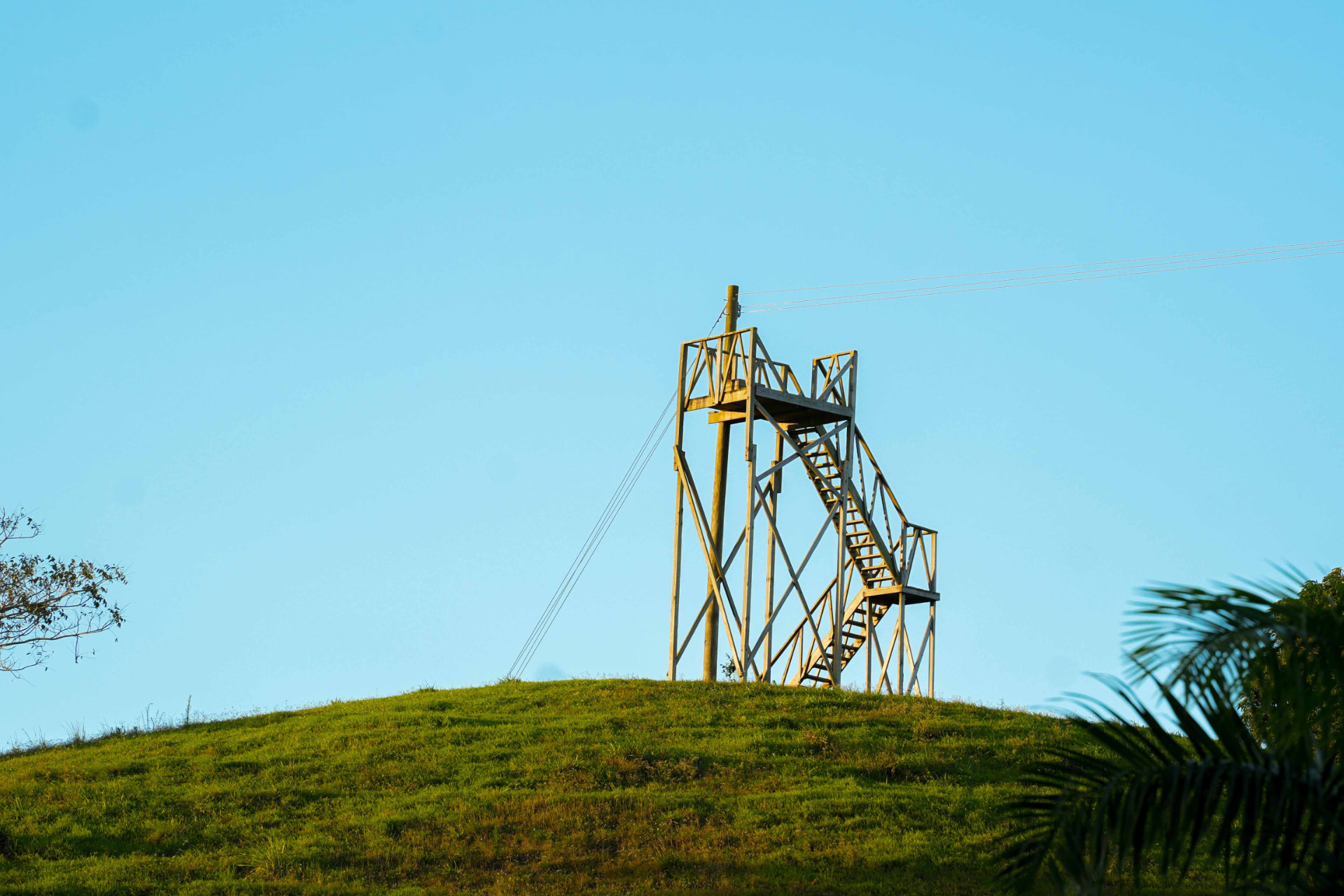Torre del zipline en la cima de la loma