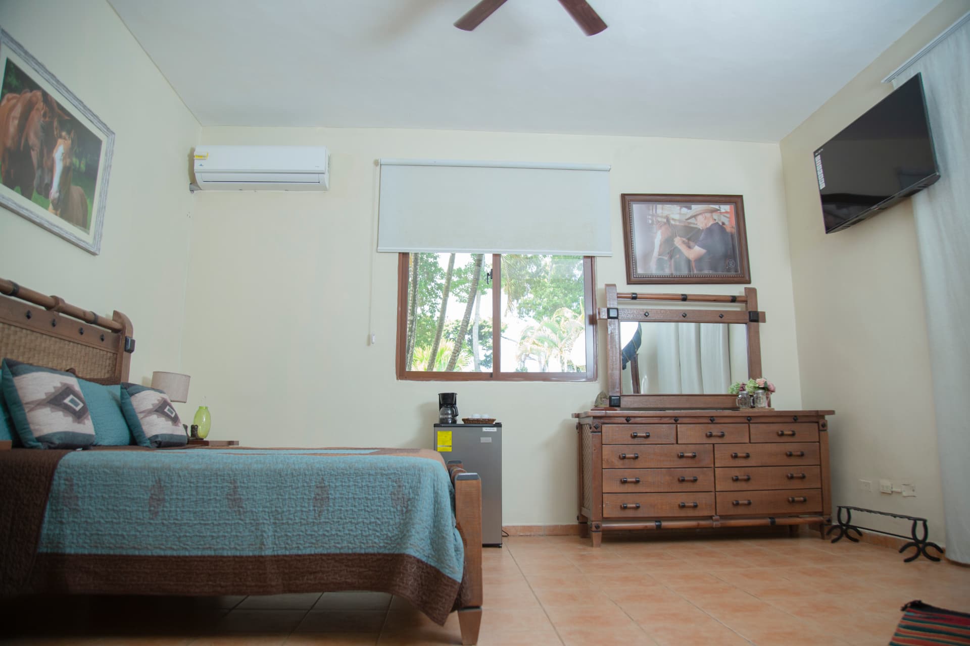 Habitación amplia con cómoda y espejo en madera
