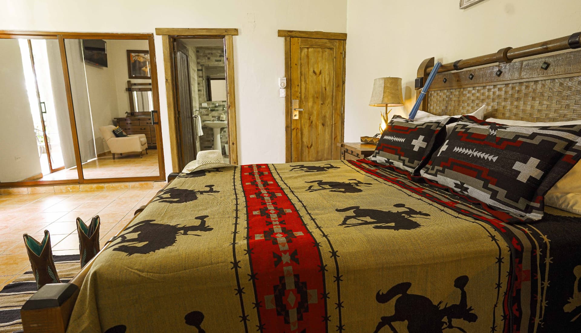 Habitación con manta vaquera y decoración western