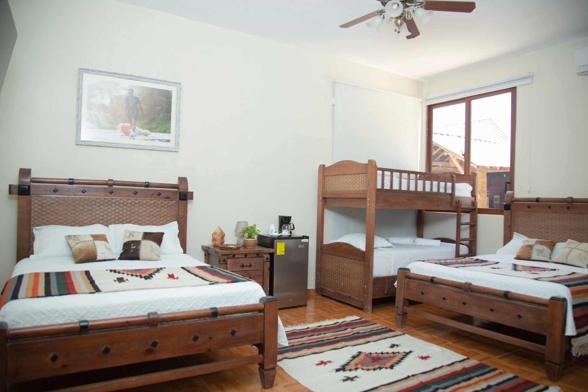 Habitación familiar con camas y litera