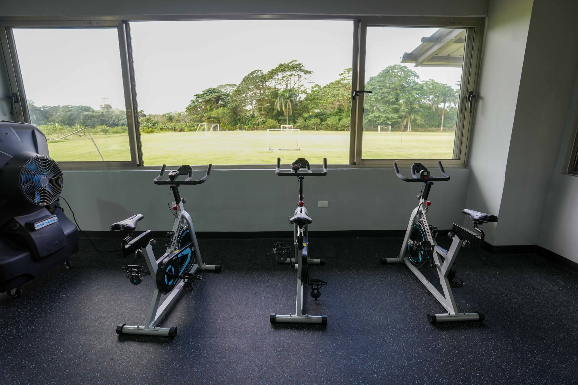 Bicicletas de spinning con vista a la cancha de fútbol