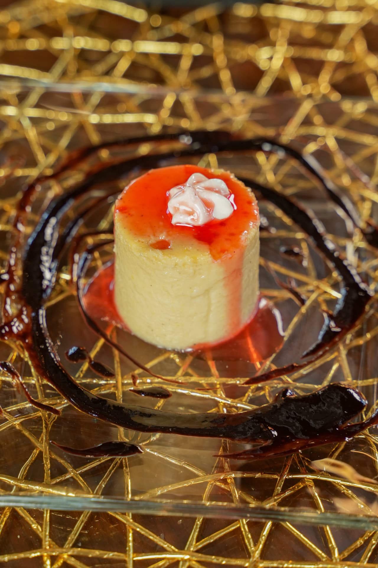 Postre con salsa de fresa y crema