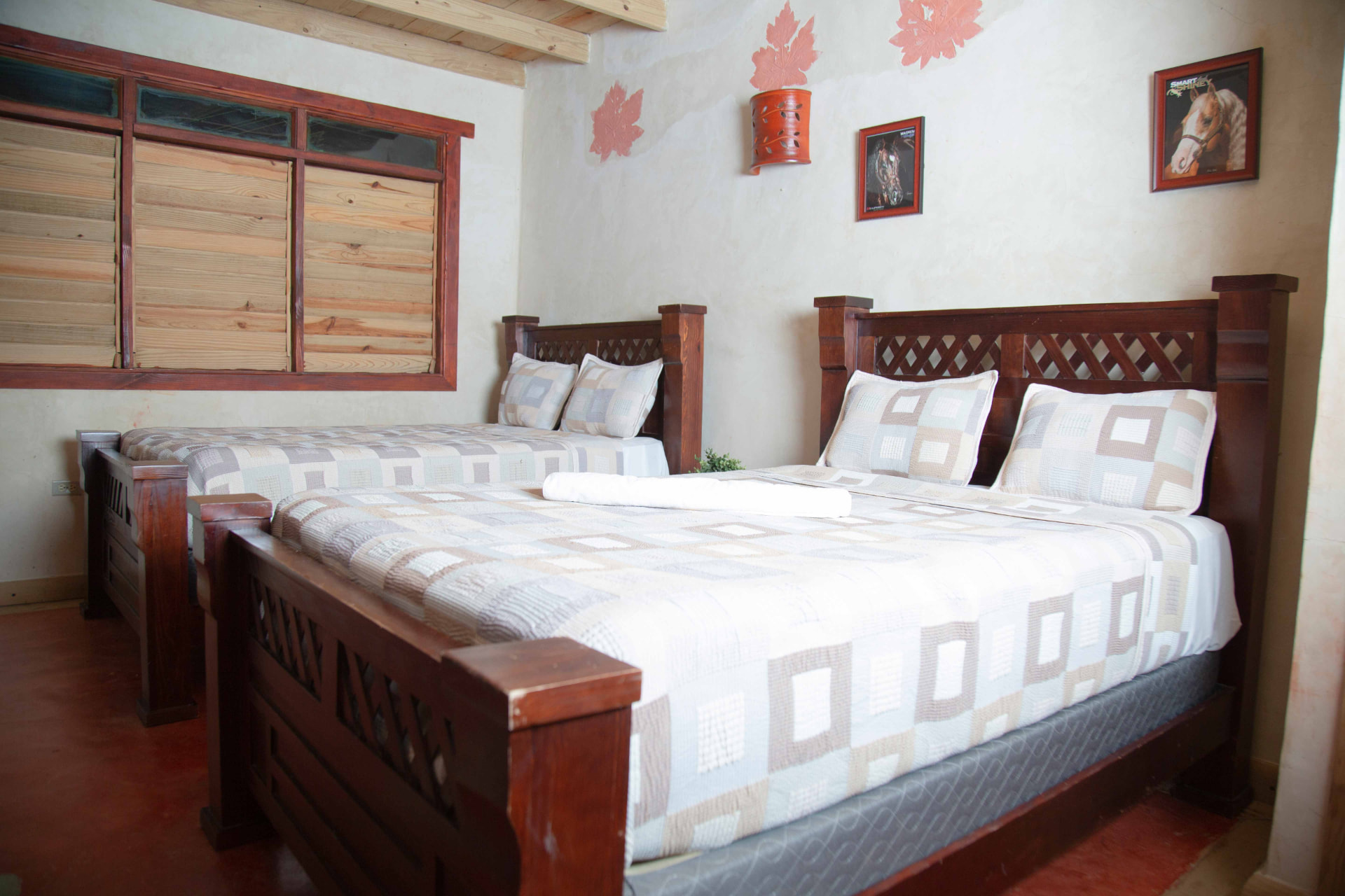 Habitación con dos camas en madera y decoración ecuestre