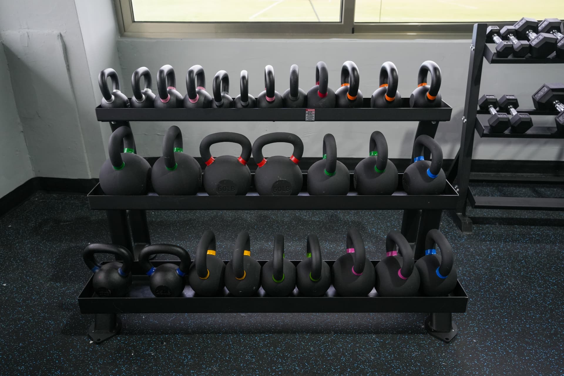 Rack de kettlebells de distintos pesos