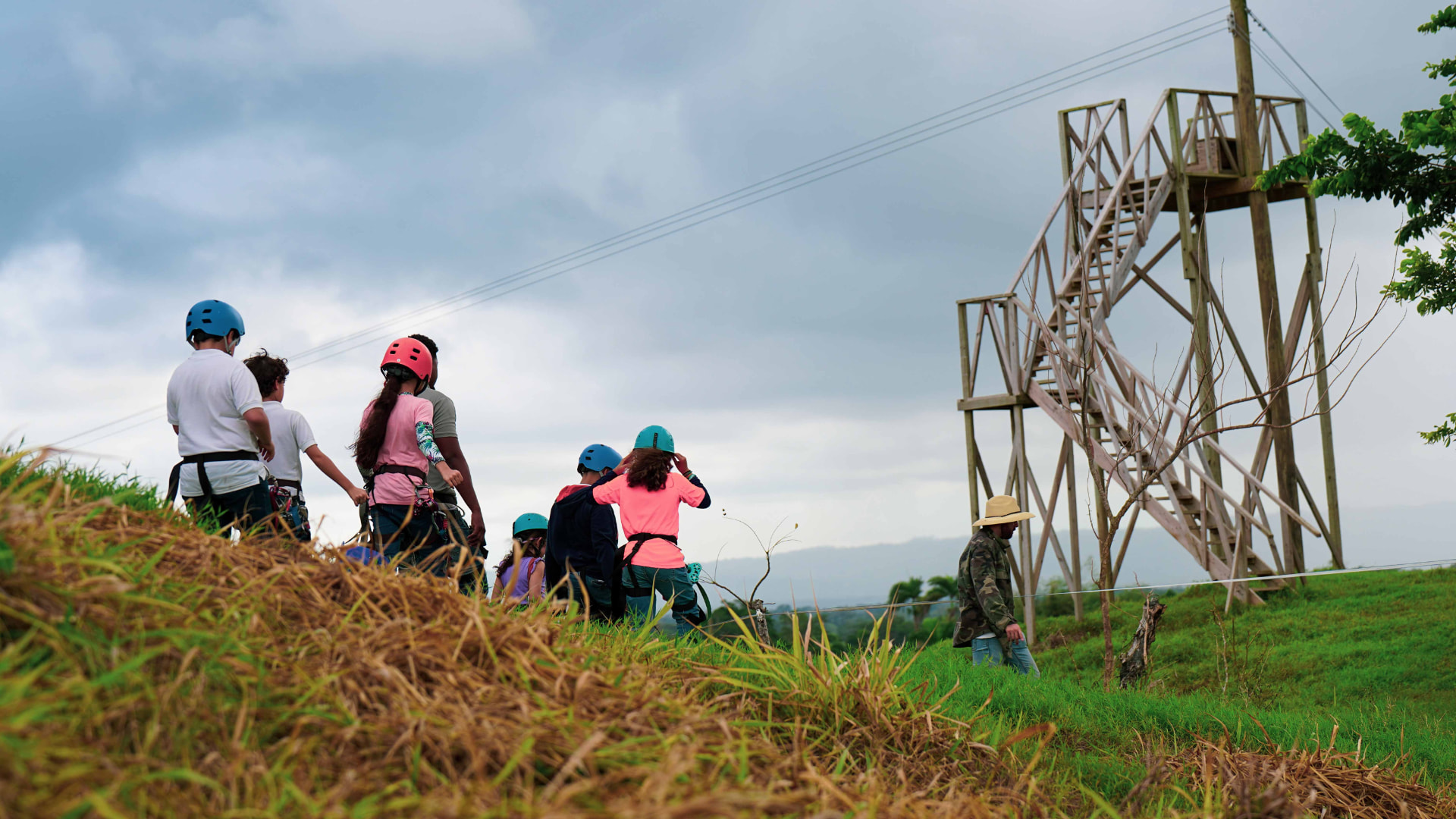 Grupo con arneses y cascos listo para el zipline