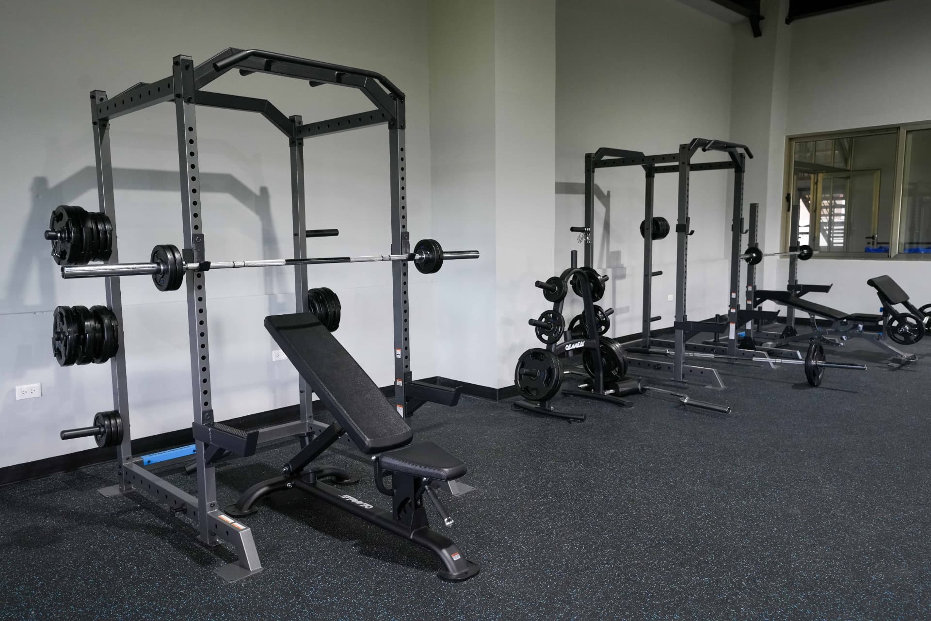 Racks de sentadilla con bancos ajustables
