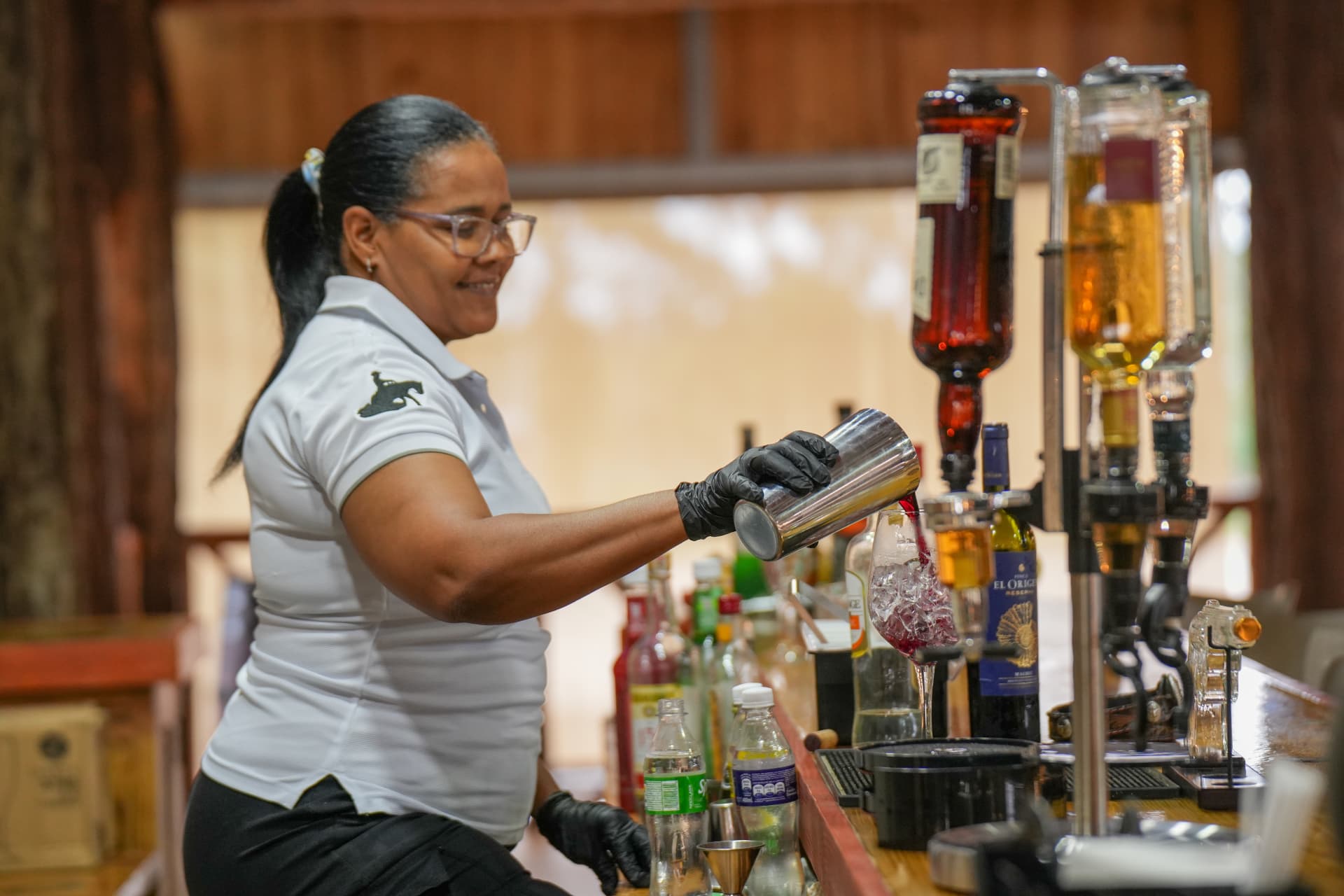 Bartender preparando un cóctel