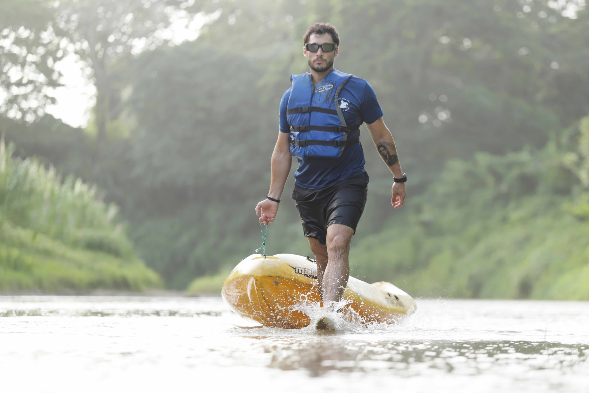 Caminando en el río con el kayak