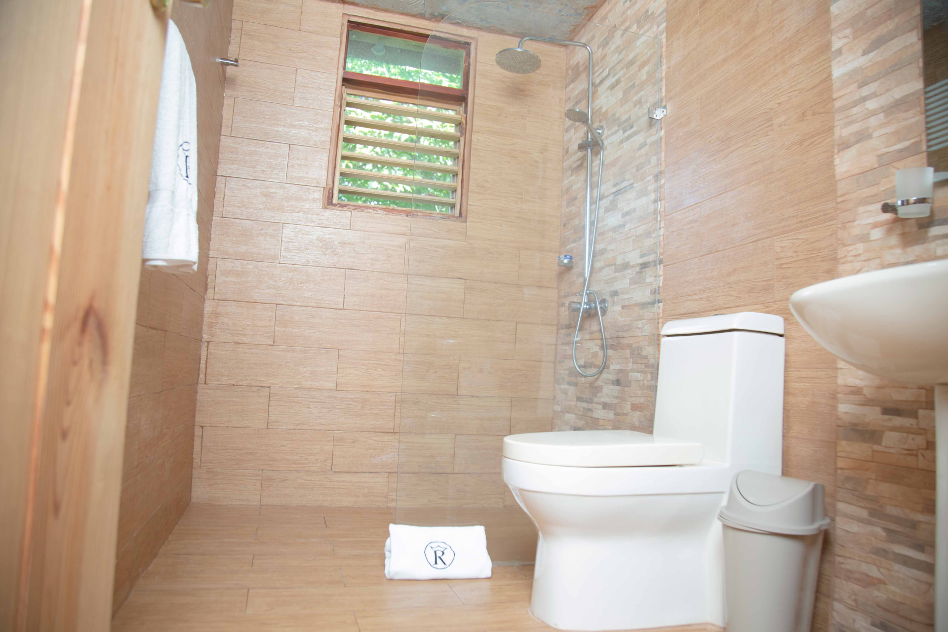Baño privado con ducha y ventana al bosque