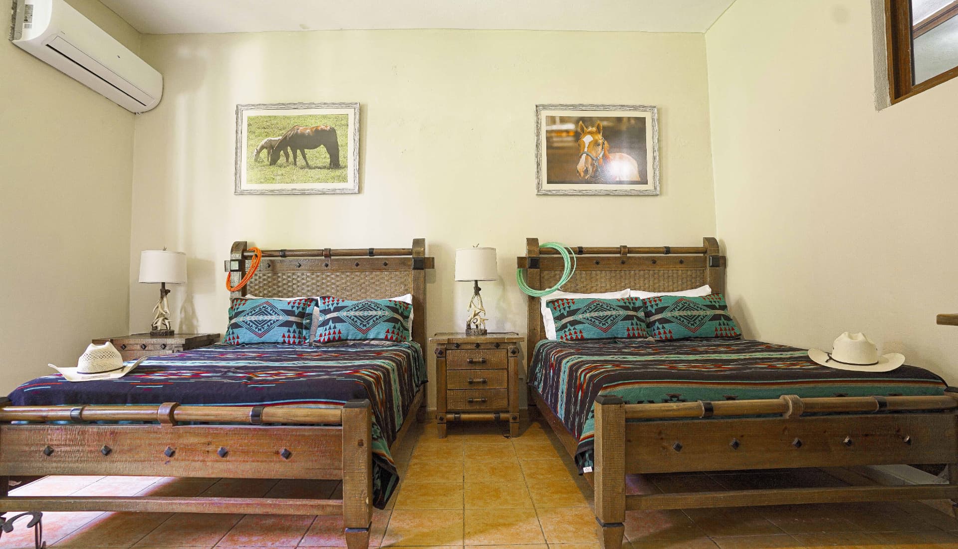 Habitación con dos camas y cabeceras en madera tejida