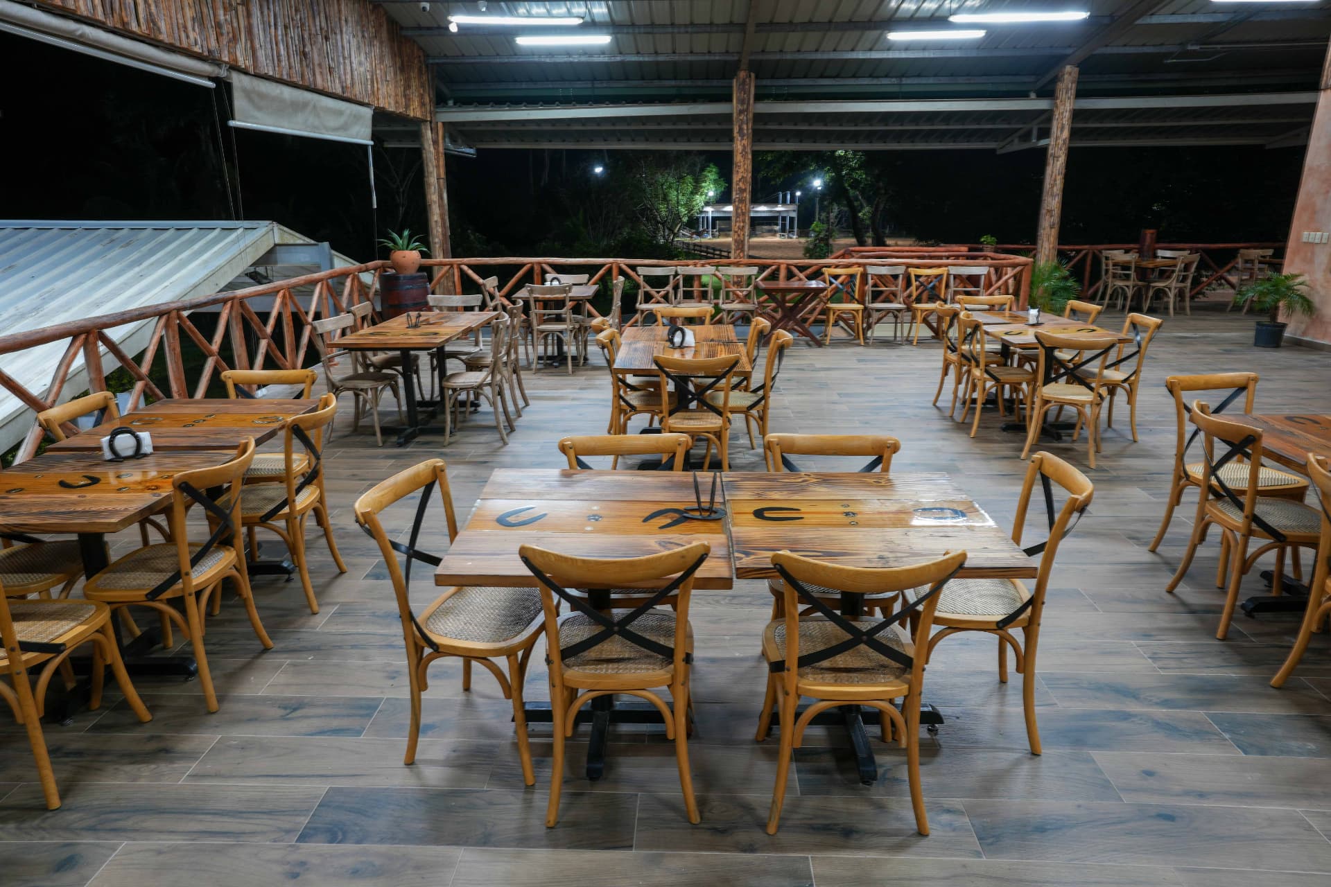 Área de mesas al aire libre del restaurante