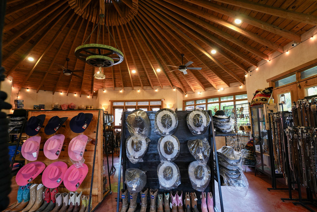 Sombreros y botas western en el Tack Shop