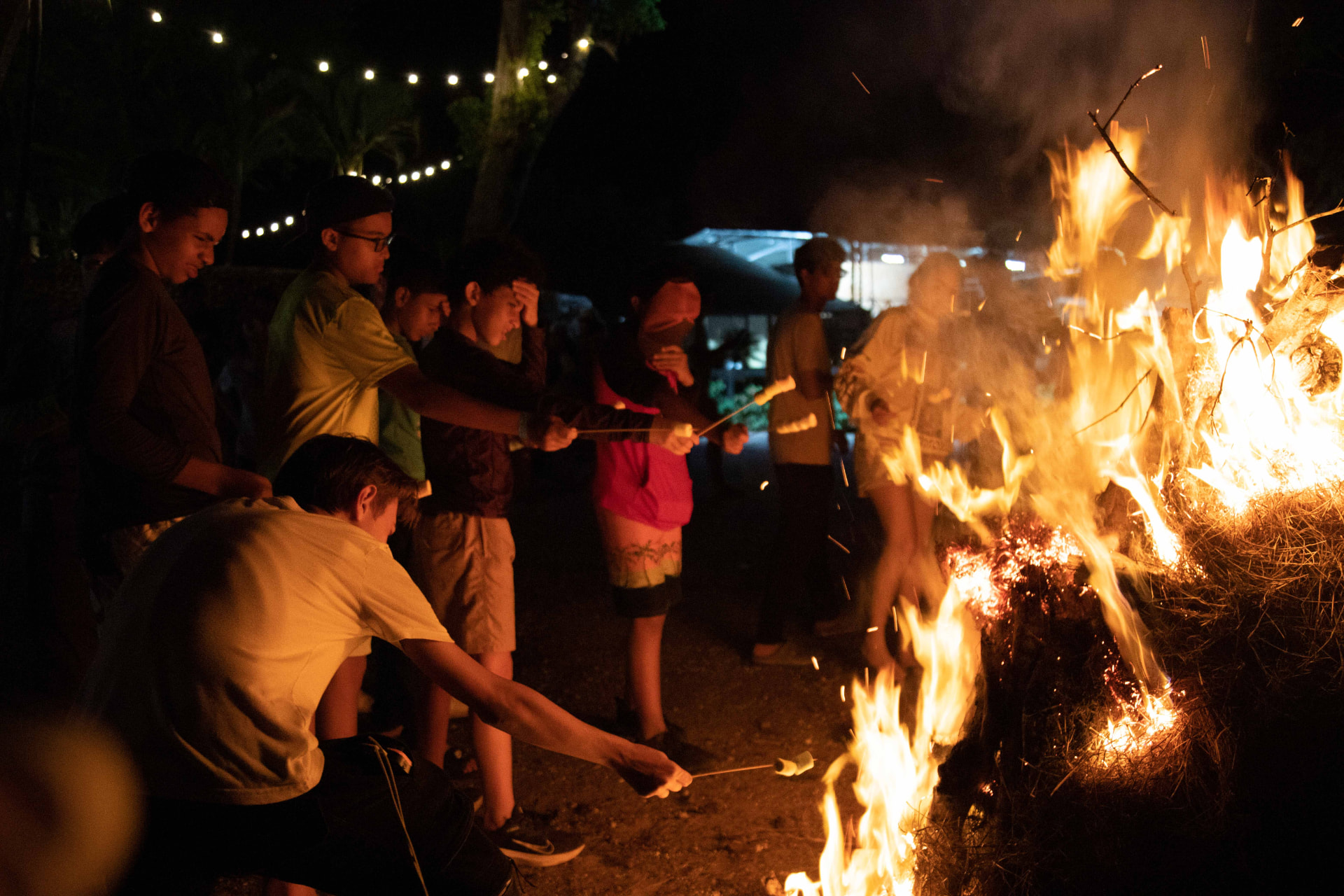 Grupo compartiendo alrededor del fuego