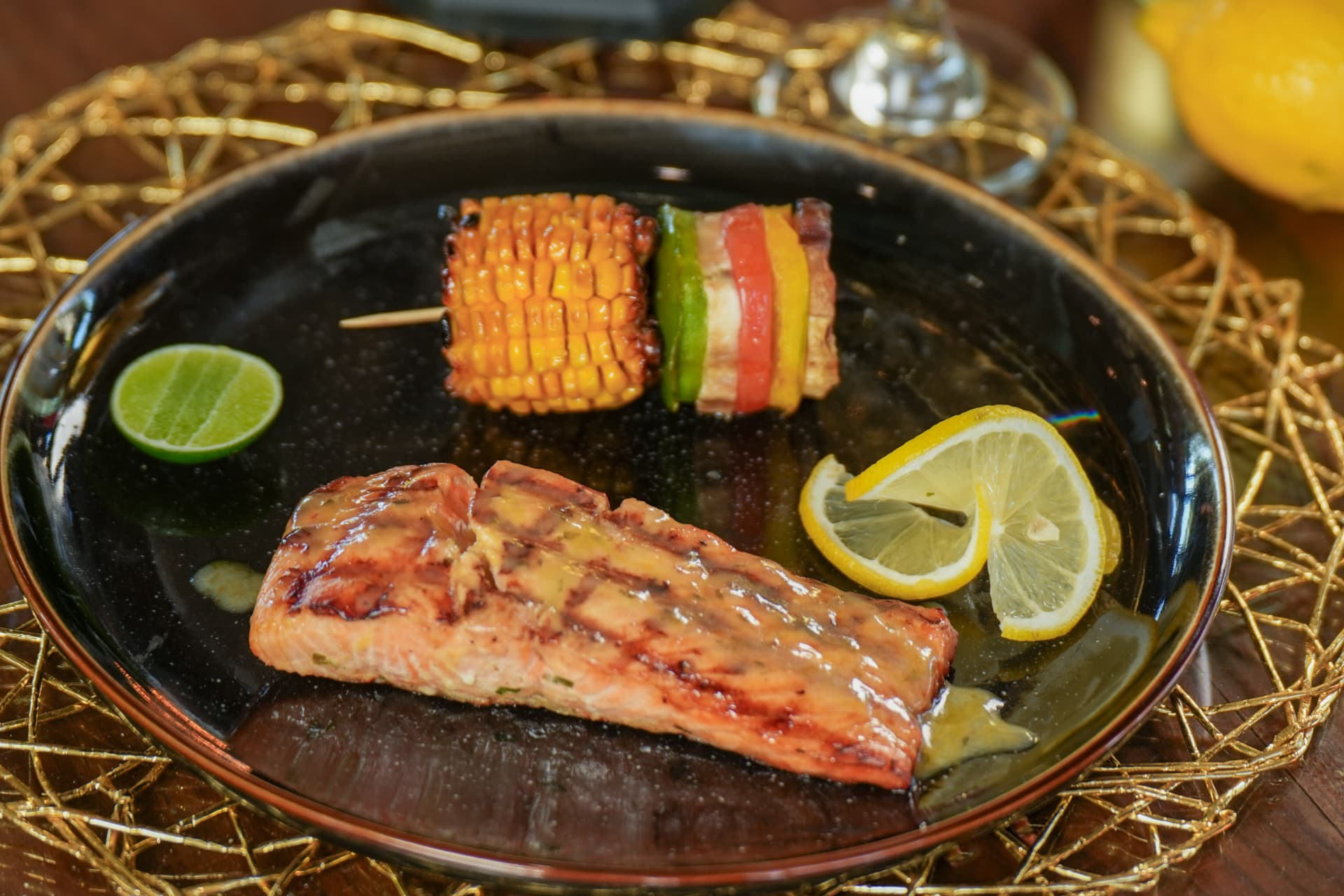 Salmón a la plancha con maíz y brocheta de vegetales
