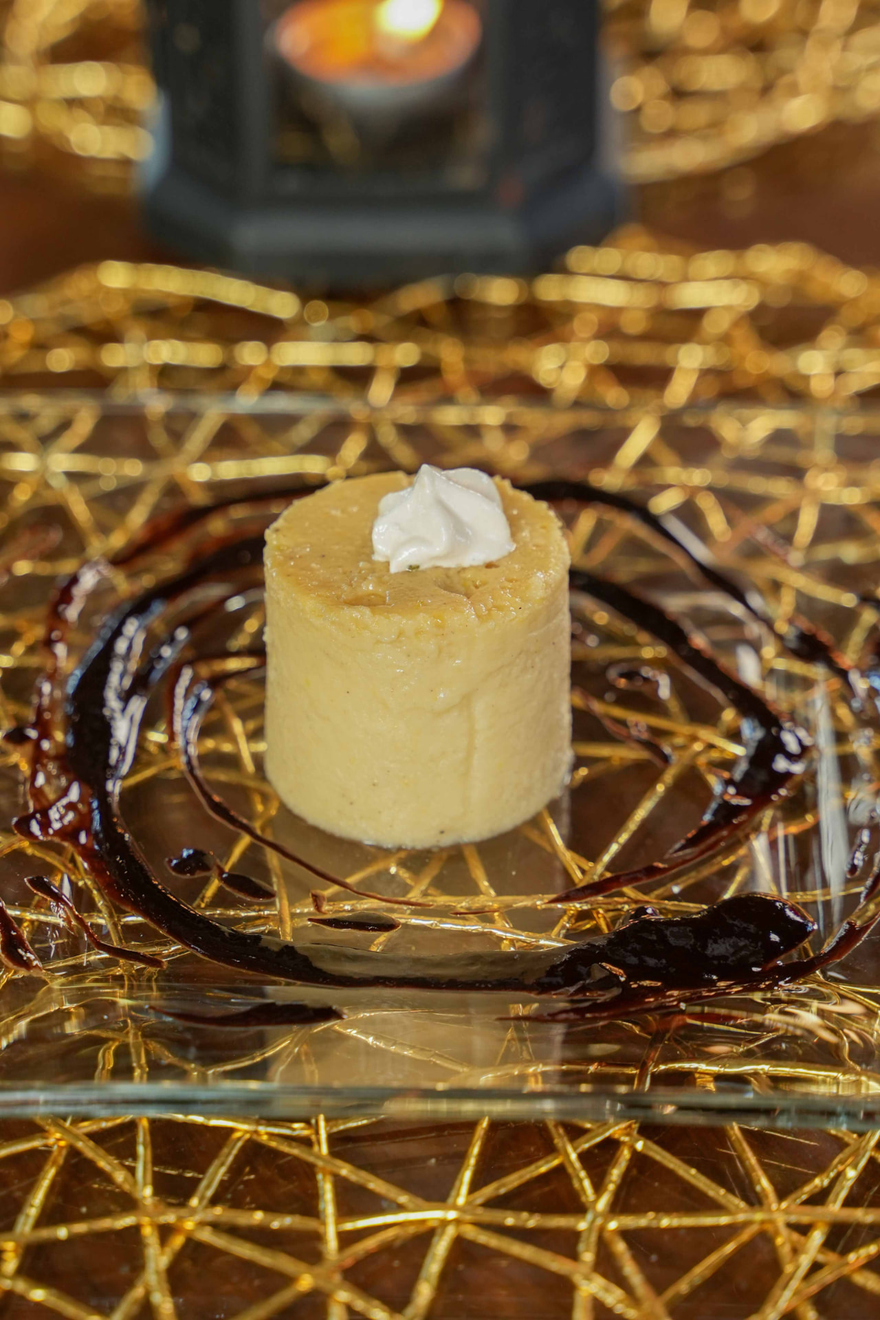 Postre de flan con crema y reducción de chocolate