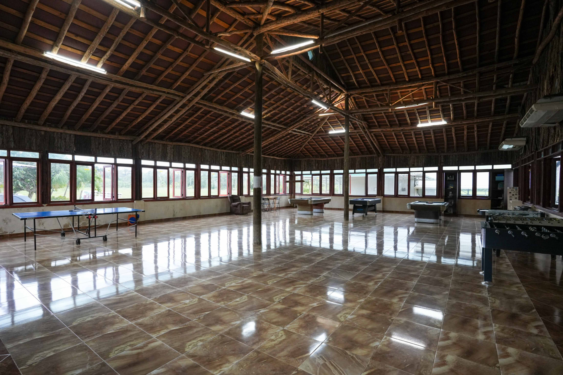 Amplio salón de juegos techado del rancho