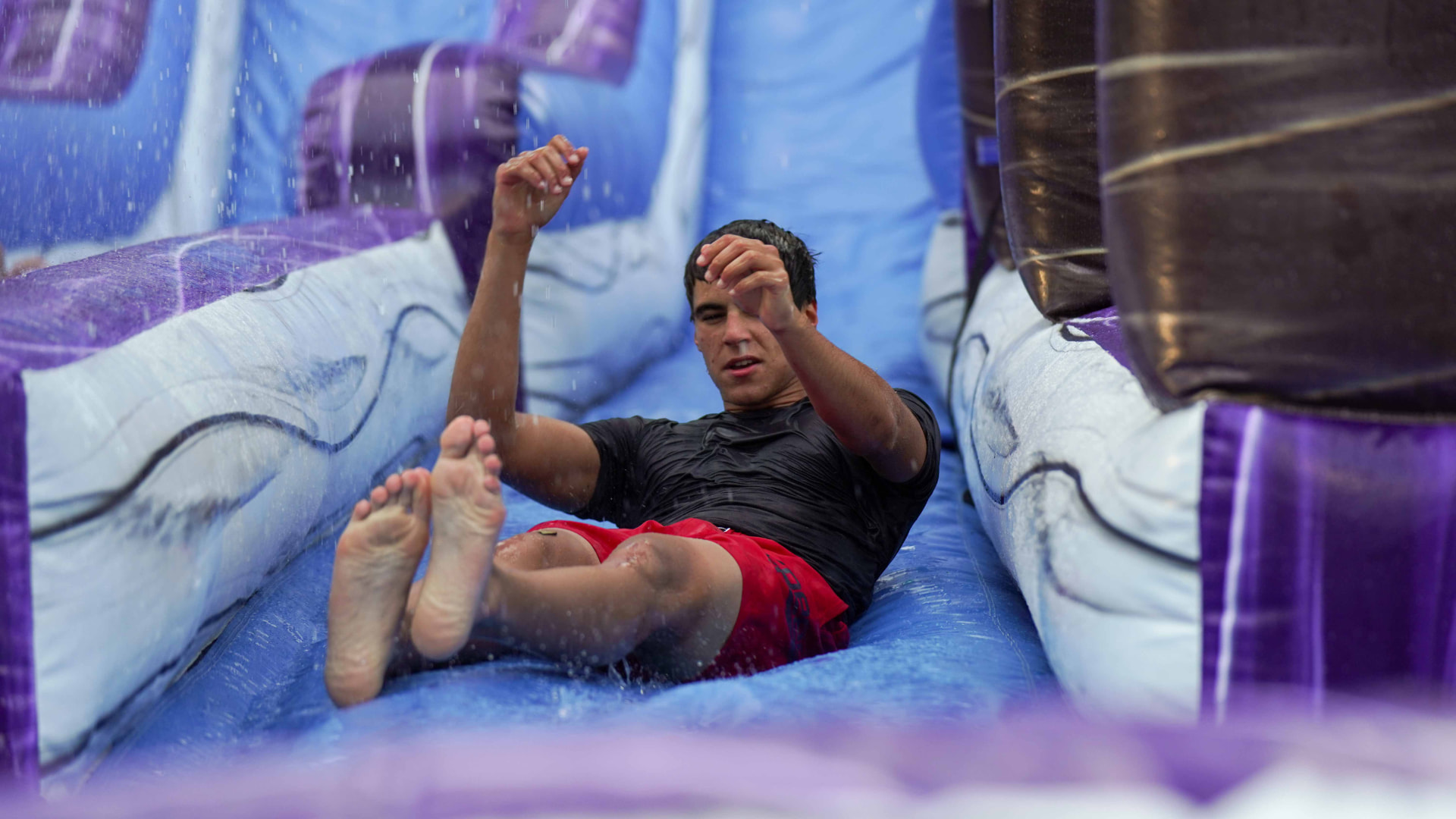 Visitante disfrutando la bajada del inflable acuático