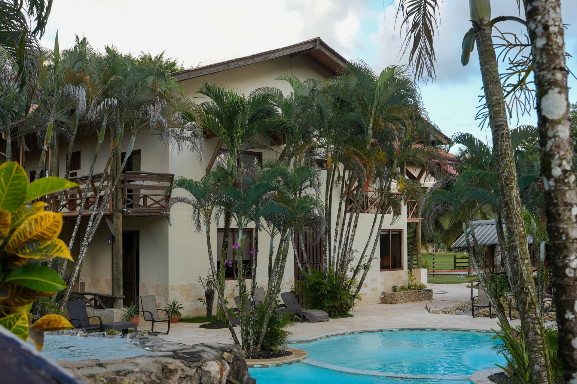Piscina frente a las habitaciones del rancho