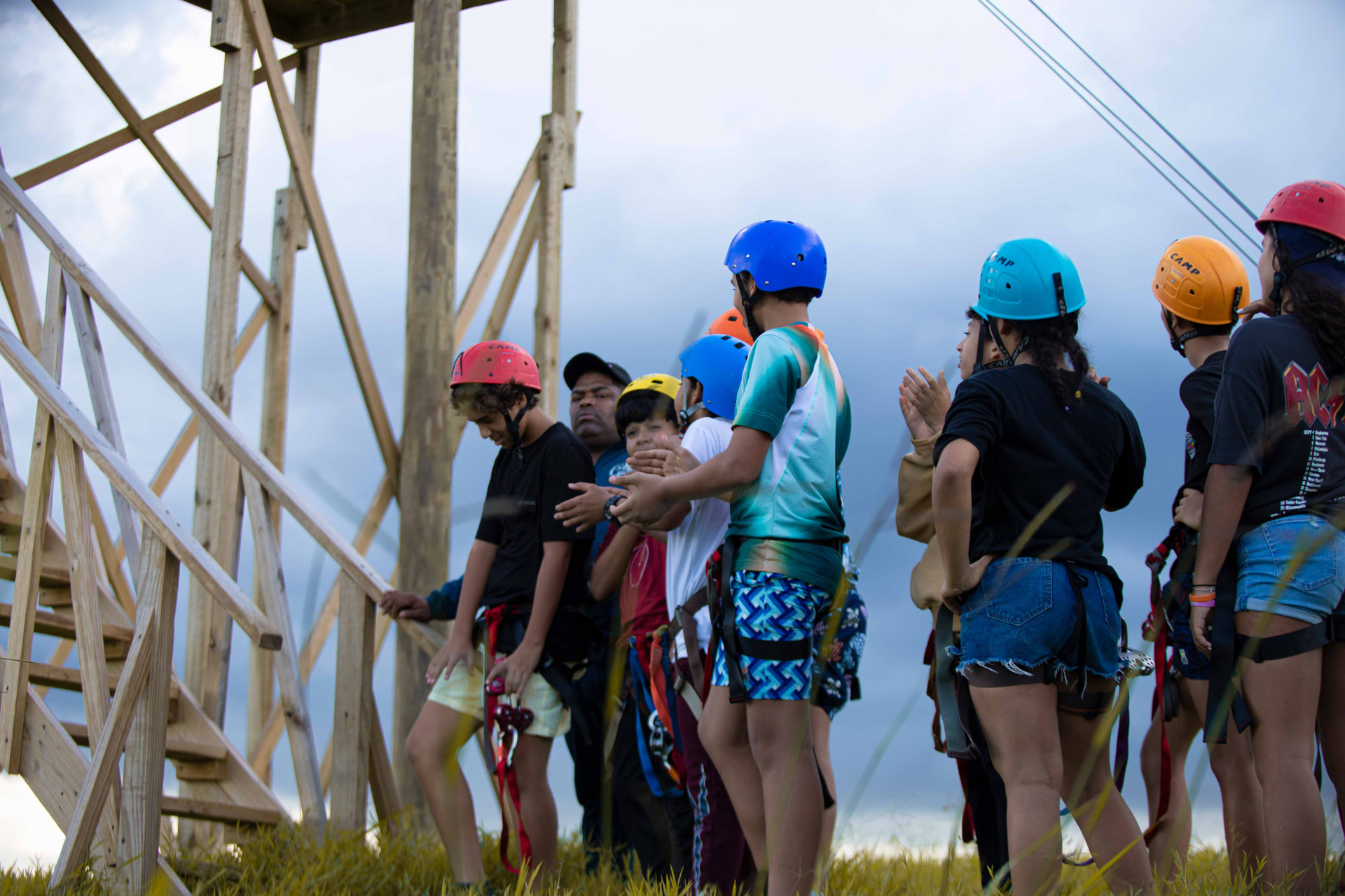 Jóvenes esperando su turno en la torre del zipline